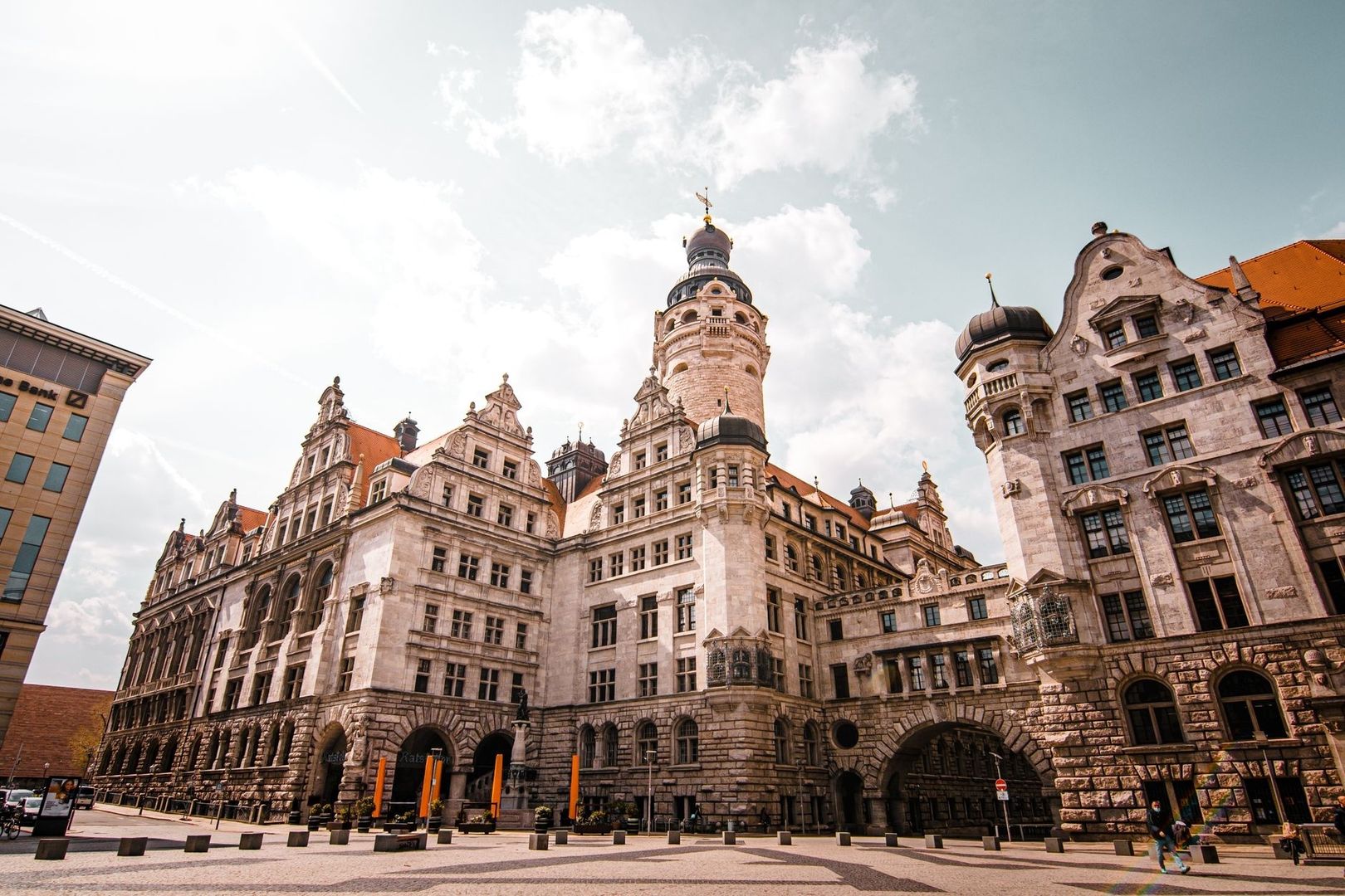 Historisches Rathaus mit reich verzierten Fassaden und großem Turm
